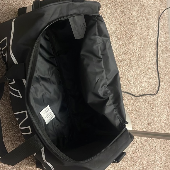 Brand new DKNY travel / sports bag - Picture 3 of 4